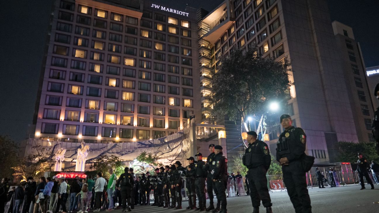墨西哥球迷赛前夜袭扰英格兰酒店，世预赛氛围拉满